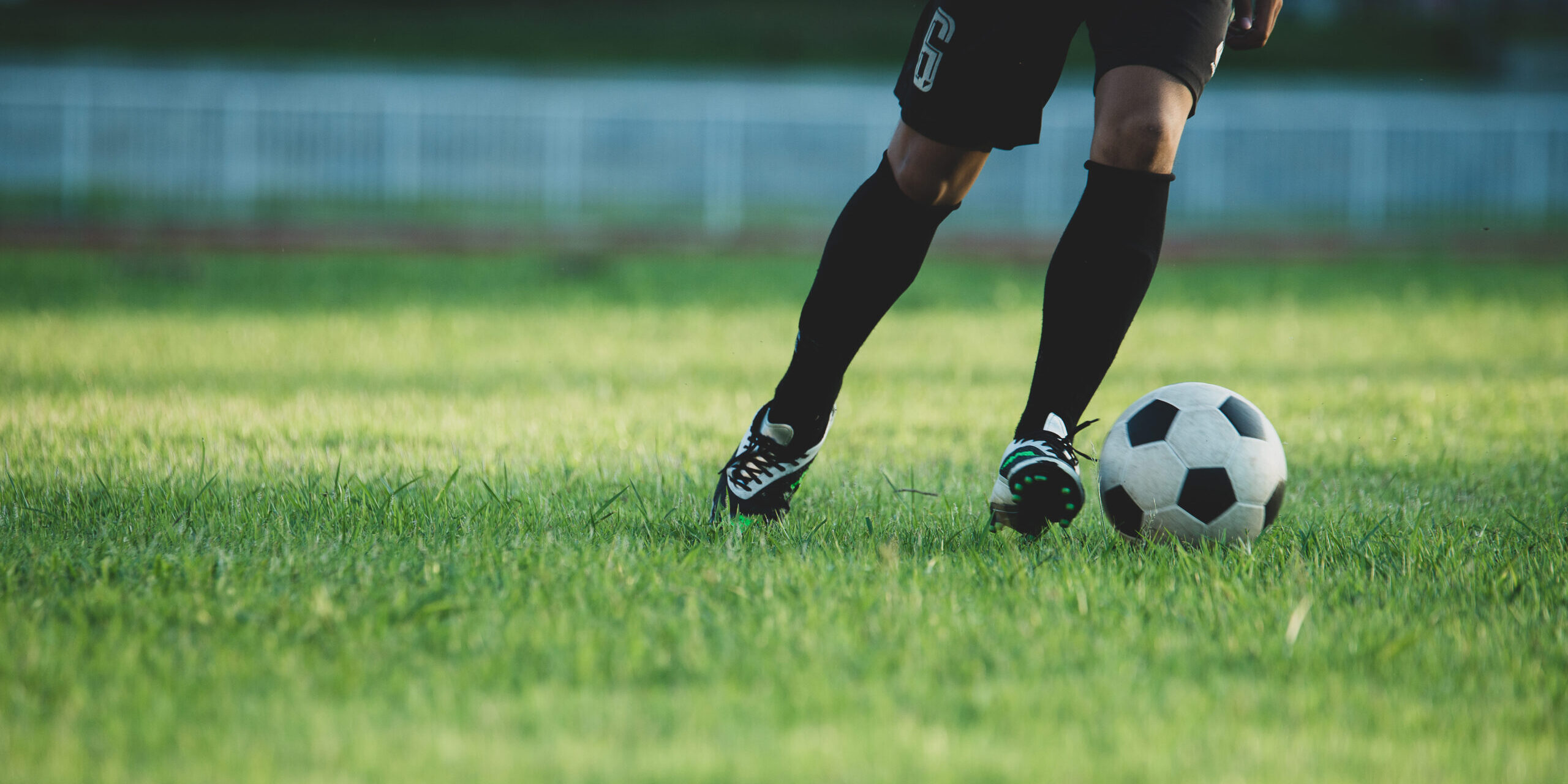 acao-jogador-de-futebol-no-estadio (2) Recuperação Judicial de Clubes: Lei da RJ se sobrepõe às regras da CBF e CNRD?