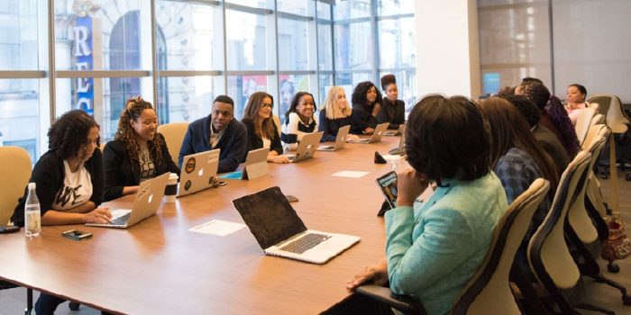 dicas-holding-familiar