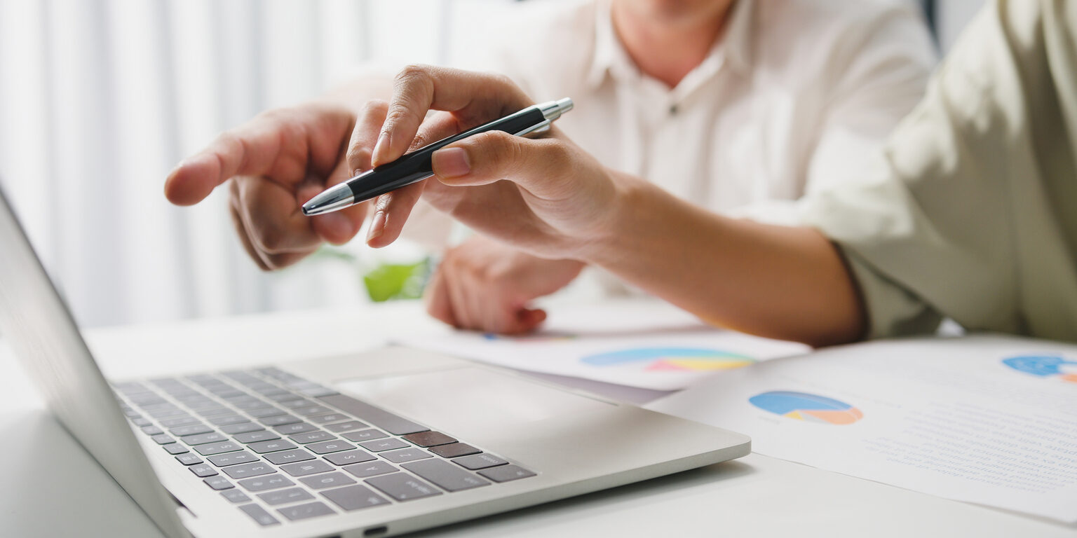 Collaborative process of multicultural businesspeople using lapt