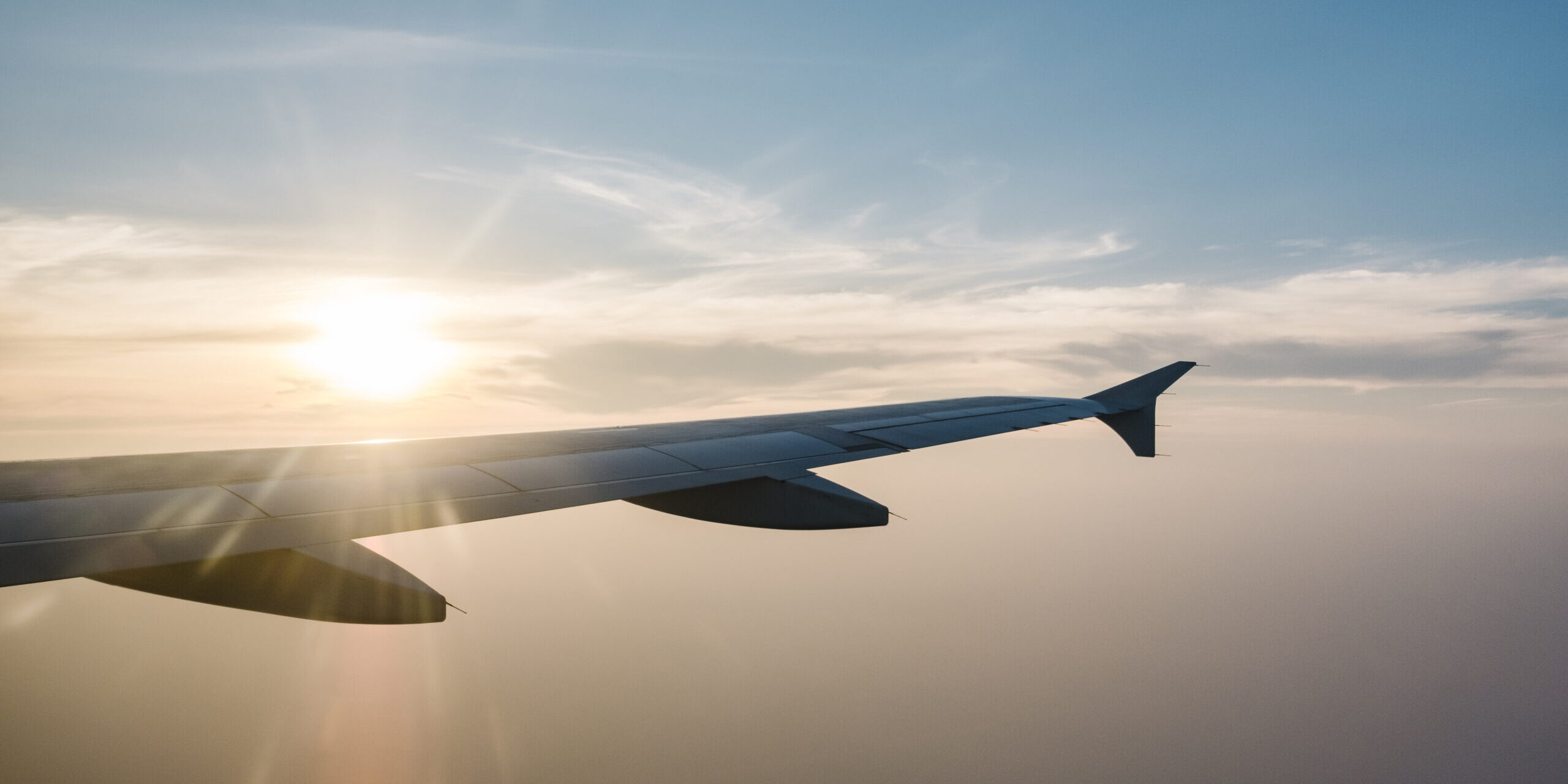 airplane wing and sunset on blue sky Reorganização do setor aéreo por meio da Recuperação Judicial